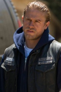 sons-of-anarchy-charlie-hunnam1-400x600